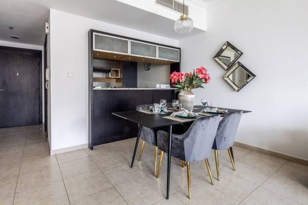 Striking 1BR in Dubai Marina - Minutes from Beach