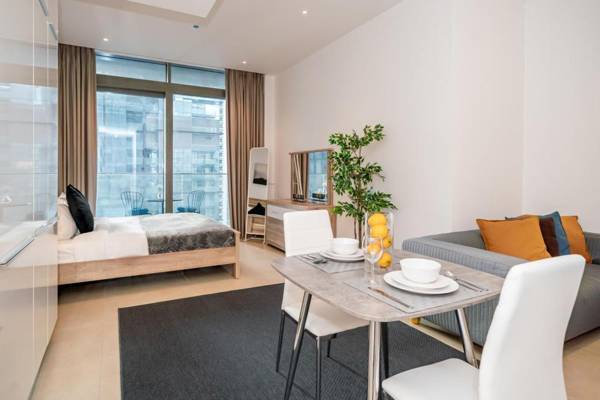 Unique bright studio with balcony in Marina Gate