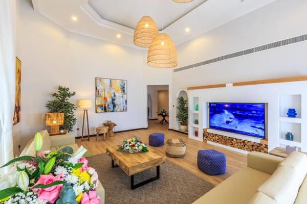The S Holiday Homes - Stunning 5 Bedrooms Villa at the Palm Jumeirah with Private Beach and Pool