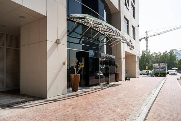 Beautiful apt. with city views in Lakeshore Tower