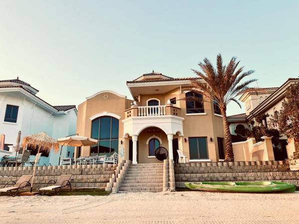 Luxury palm Jumeirah villa with towerscapes view