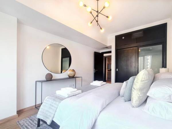 Luxurious apart with marina views next to metro