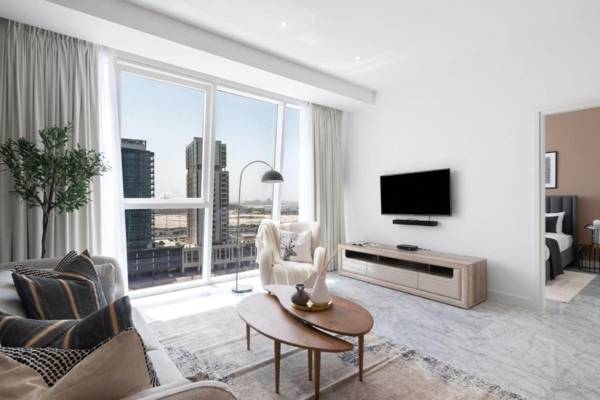 Gorgeous 1BDR home with Canal views pool & gym access