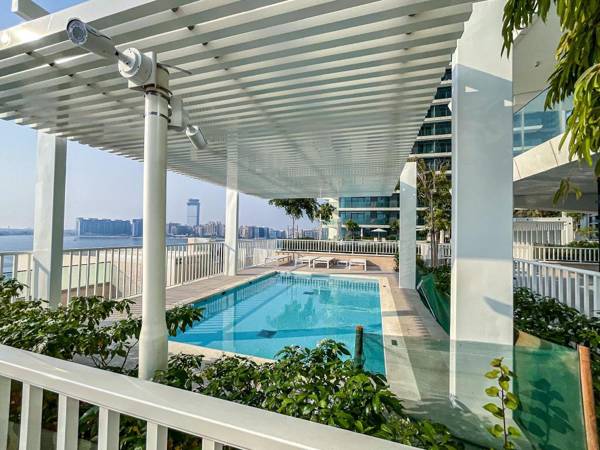 Superlative apt with private beach access