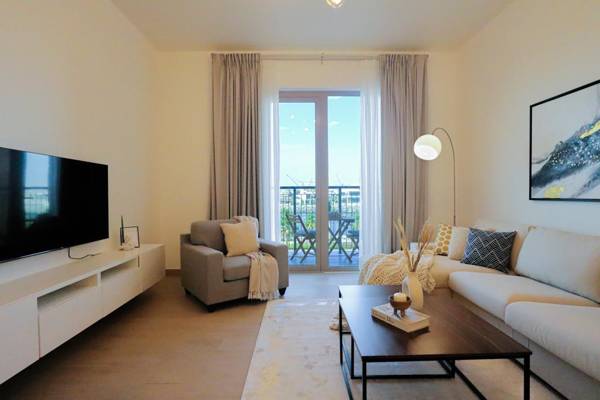 Quiet Apt With Stunning Beach Views and Pools