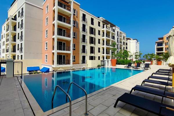 Quiet Apt With Stunning Beach Views and Pools