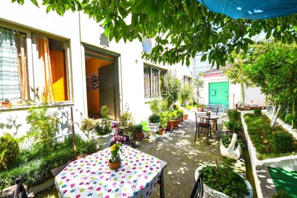 Lovely Apartment w/ AC + Bath. + Kitchen + Parking and Garden
