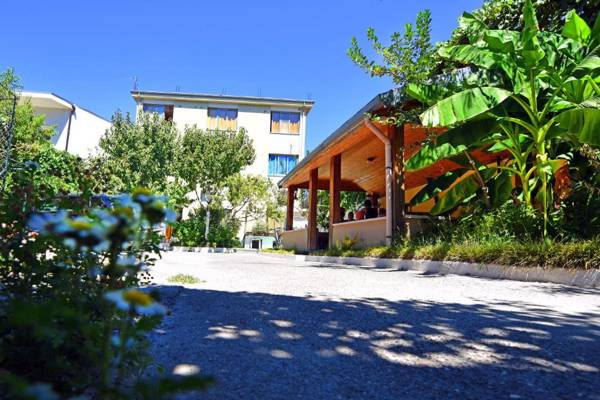 Lovely Apartment w/ AC + Bath. + Kitchen + Parking and Garden