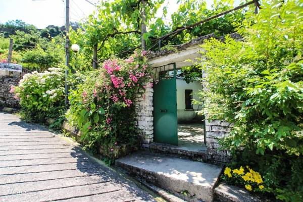 Flora's Guesthouse 'The Fir Gate'