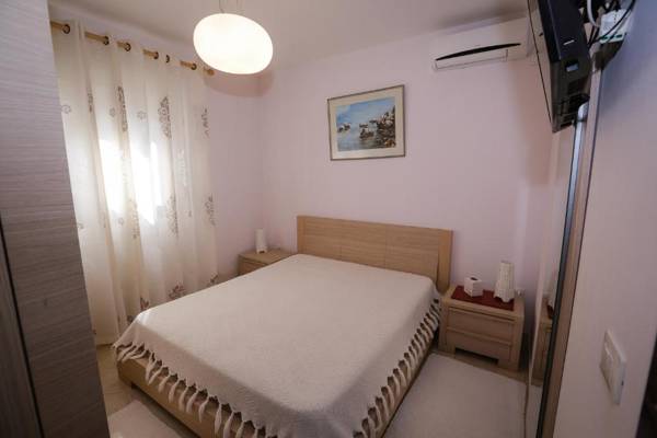 Pine-Tree Apt w/ Private Garden 50 m from the Sea