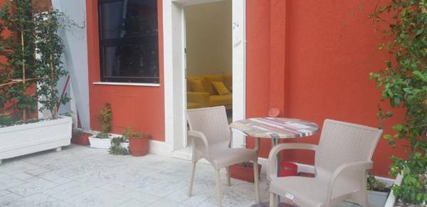 Lovely duplex apartment with patio 100m from the beach!