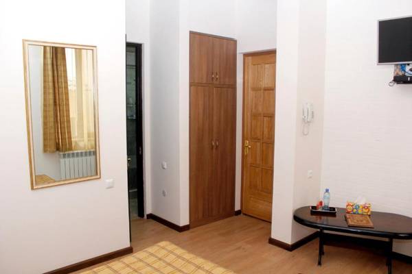 Hin Yerevantsi Hotel