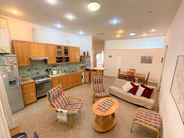 Jasmin apt with balcony at Republic Square & Ruben tours