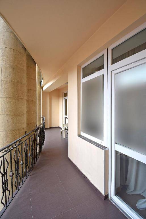 Northern Avenue 2 bedroom Modern Apartment With Balcony HH570