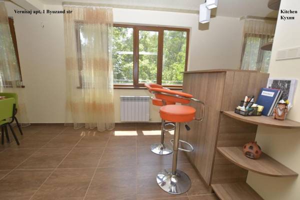 Vernisaj apt at Republic Square & Ruben tours