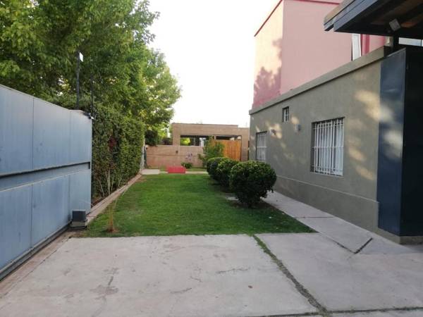 Casa con pileta entre bodegas y viñedos - Habitación con baño en suite