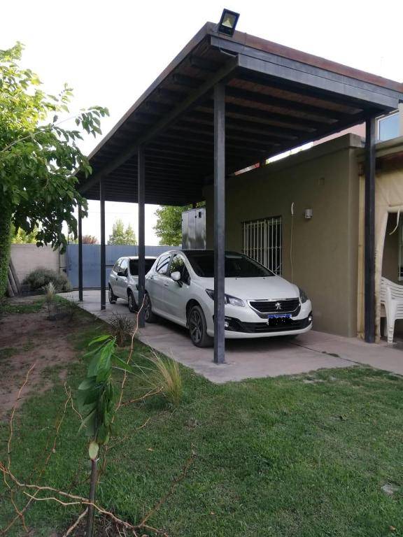 Habitación doble con baño privado en Casa con pileta entre bodegas y viñedos