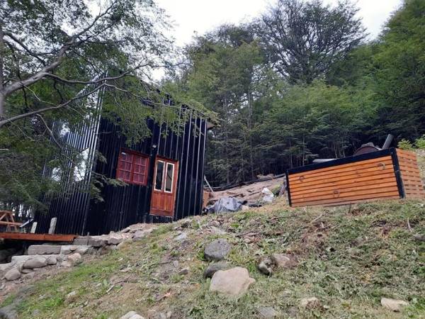 Cabaña del Glaciar al pie del glaciar vinciguerra zona ramsar