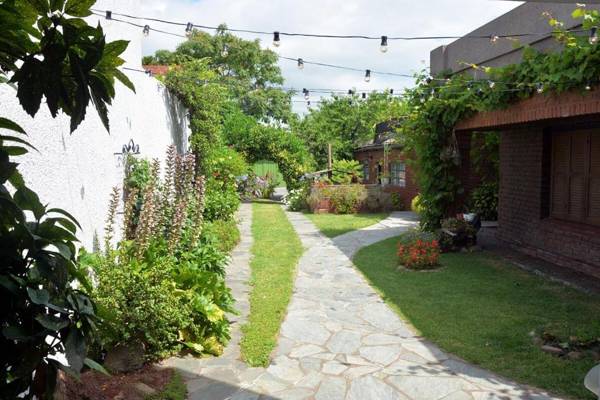 Casa c/amplio jardín garage y parrilla.