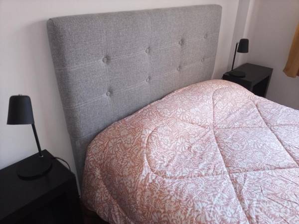 Amplio departamento a dos cuadras del río Paraná a tres de la peatonal y a seis del Monumento a la Bandera. Ambiente familiar.