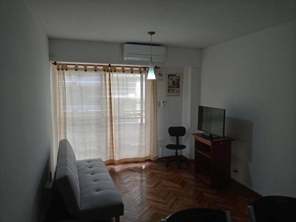 Amplio departamento a dos cuadras del río Paraná a tres de la peatonal y a seis del Monumento a la Bandera. Ambiente familiar.