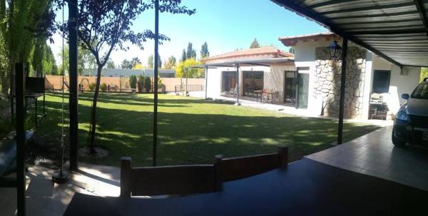 Casa con patio grande y pileta en barrio cerrado