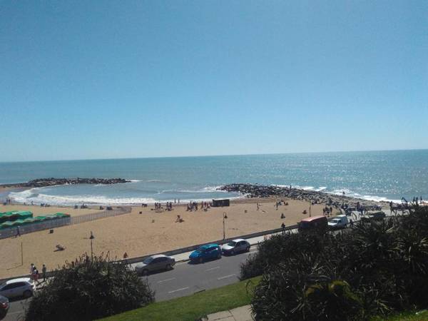 Depto a pocos metros del mar