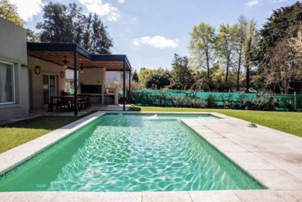 Divina casa con parque pileta en mini barrio cerrado.