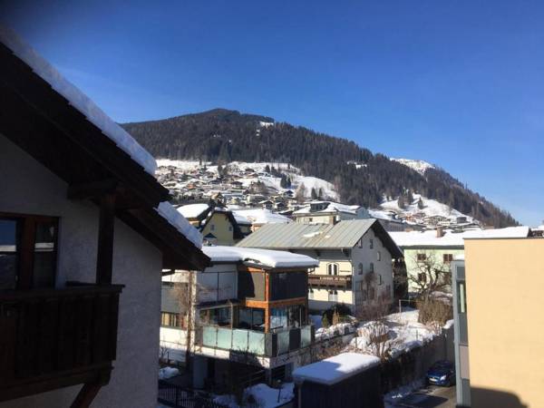 Penthouse Apartment Zell am See with lake and mountain view