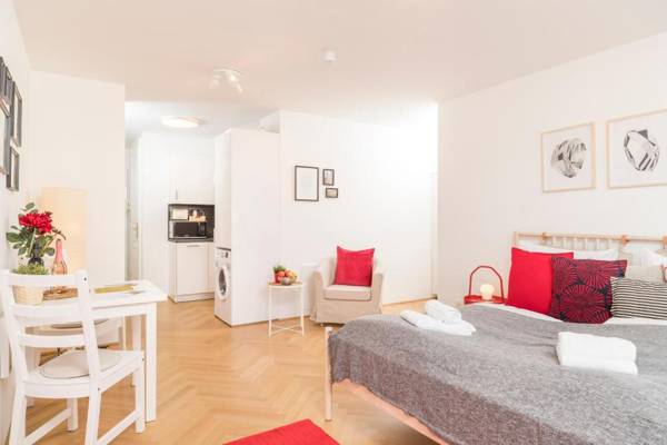Red Monkey Vienna Apartment by ichbucheAT