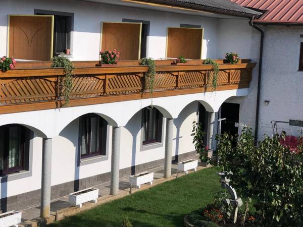 Gästehaus und Weinbau Zur Wiederkehr Strudler