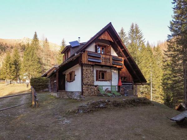Chalet in Sankt Oswald with Garden BBQ & Parking