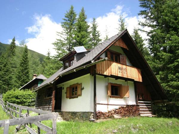 Chalet in Sankt Oswald with Garden BBQ & Parking