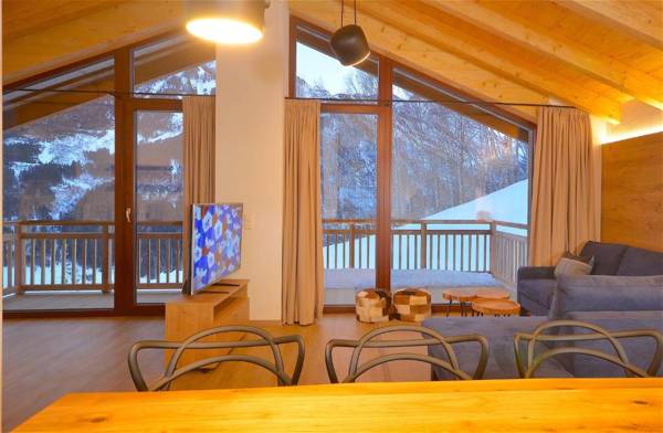 Ski-in / Ski-out Chalet Maiskogel 17c by Alpen Apartments