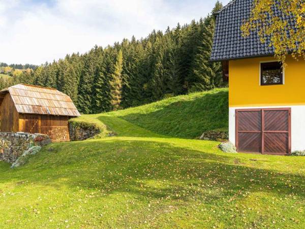 Charming Holiday Home with Garden in Eberstein