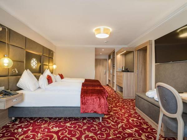 Hotel Norica - Thermenhotels Gastein mit dem Bademantel direkt in die Therme