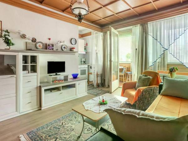 Apartment in Pörtschach with Patio Veranda & Parking