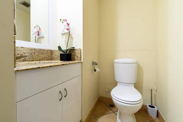 Main Beach Waterfront Apartment