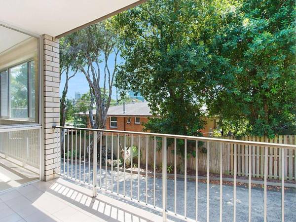 White Caps Unit 3 - 400 metres to Kirra beach