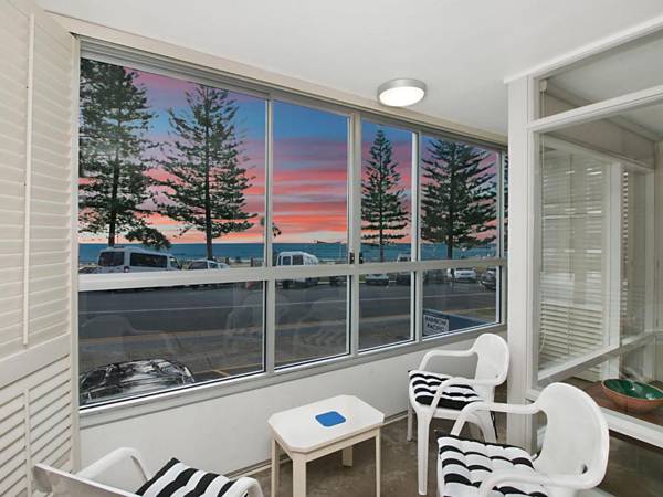 Rainbow Pacific Unit 2 - Right on the beach in Rainbow Bay Coolangatta Gold Coast