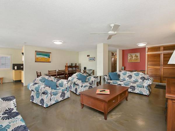 Rainbow Pacific Unit 2 - Right on the beach in Rainbow Bay Coolangatta Gold Coast