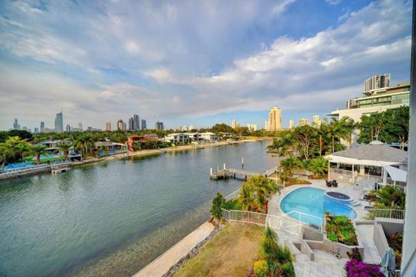 3br Broadbeach Lakefront Apartment