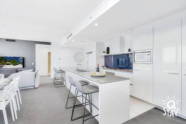 5 Bedroom Executive Sub Penthouse in the heart of Surfers with full ocean views - Sleeps 14 - Circle on Cavill AMAZING!!