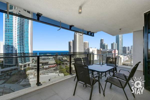 3 Bedroom SPA Apartment - Centre of Surfers Paradise - Sleeps 9 - Circle on Cavill AMAZING!!