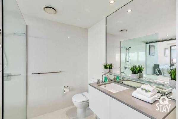 Circle on Cavill – 1 Bedroom + Study Ocean - 7 Night Special!