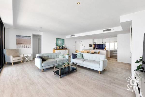 LIMITED 7 NIGHT FAMILY GETAWAY in 4 Bedroom Sub Penthouse SPA Apartments at Circle on Cavill - KIDS STAY FREE!!!