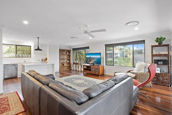 Premium 4-Bed House with Alfresco Area and Pool