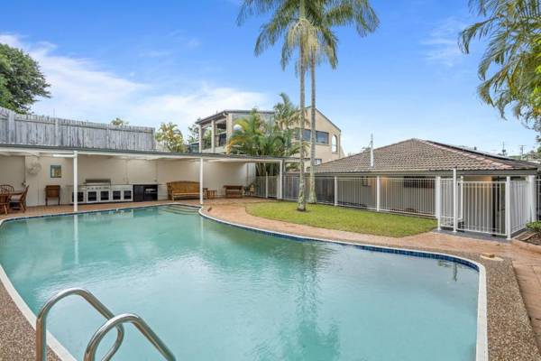 Premium 4-Bed House with Alfresco Area and Pool