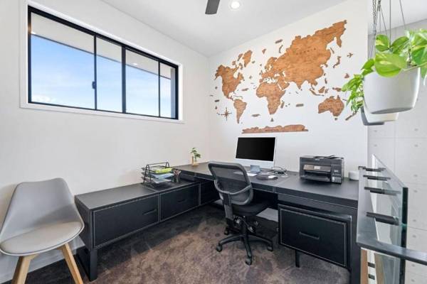 Workspace - Luxury Family Friendly Home in Surfers Paradise