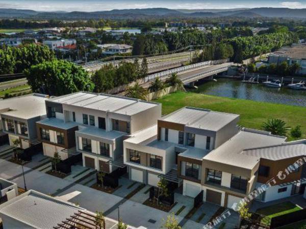 The Peninsula at Hope Island